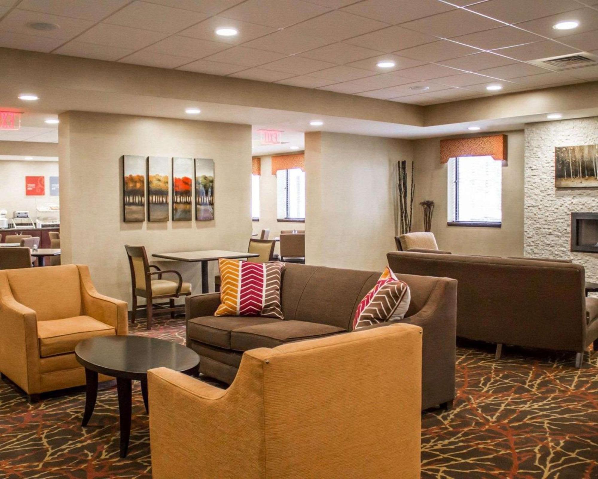 Comfort Inn & Suites Wadsworth Exterior photo